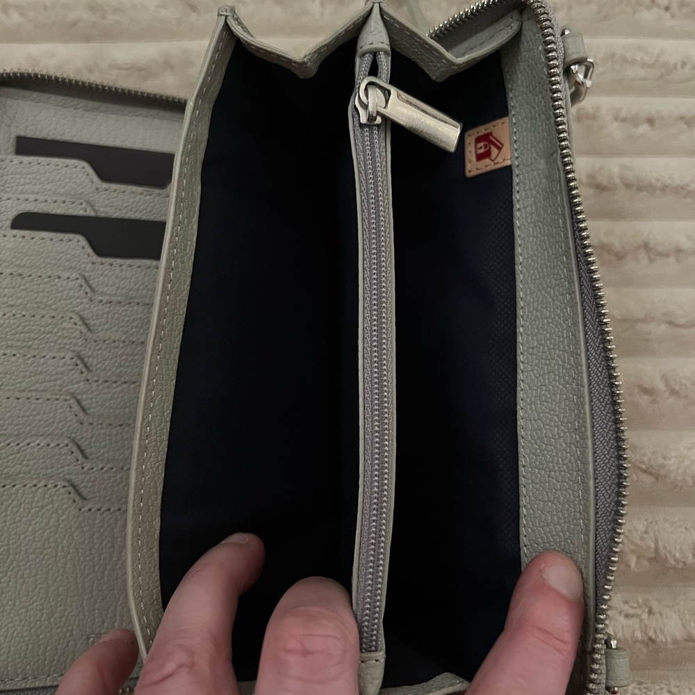 Sale! Tumi Pebble-Grain Crossbody Wallet in Light Gray—NWOT! - Picture 4 of 6